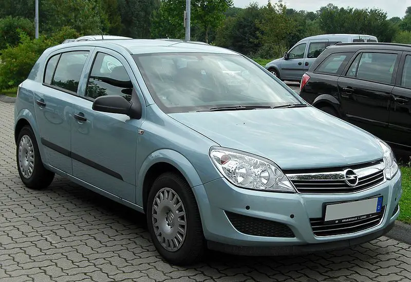 Opel Astra H (2010-2014) skrzynka bezpieczników