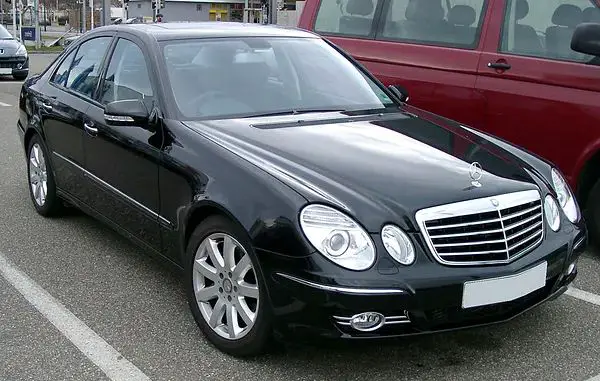 Mercedes Benz Klasa E W211 (2002-2009) – skrzynka bezpieczników schemat